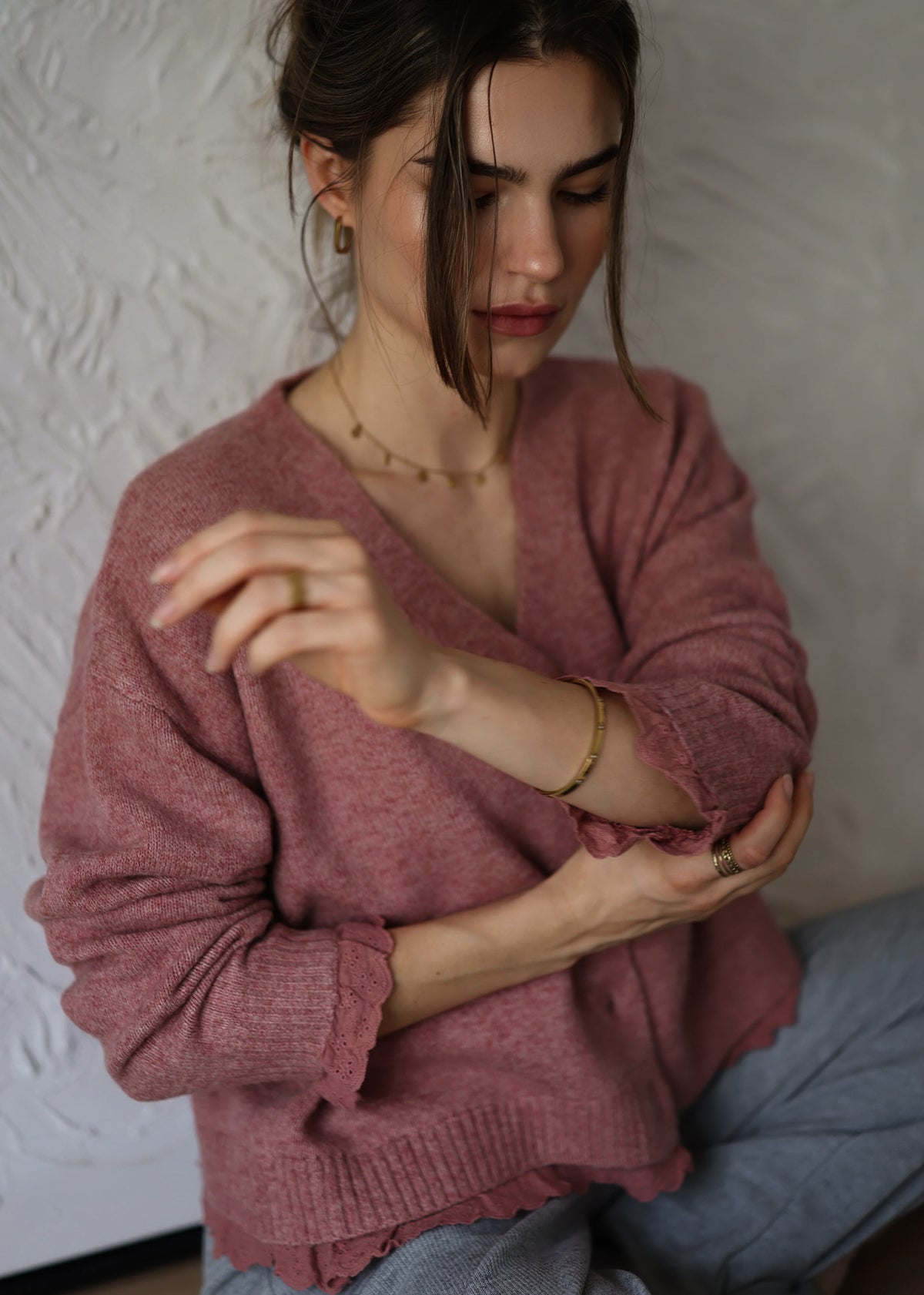 Strickjacke mit Lochstickerei - mauve