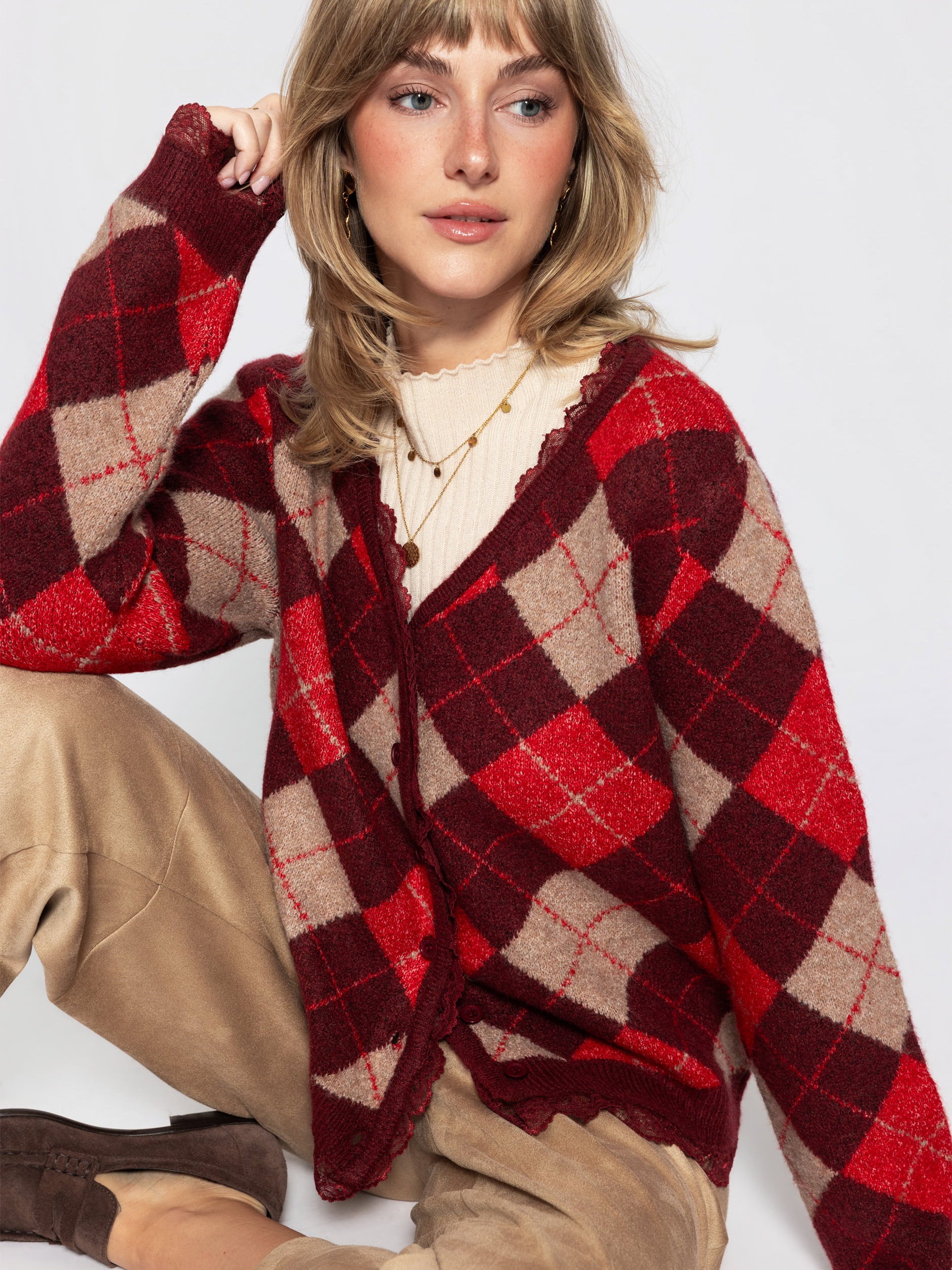 Strickjacke mit Rautenmuster und Spitzenborte - burgundy