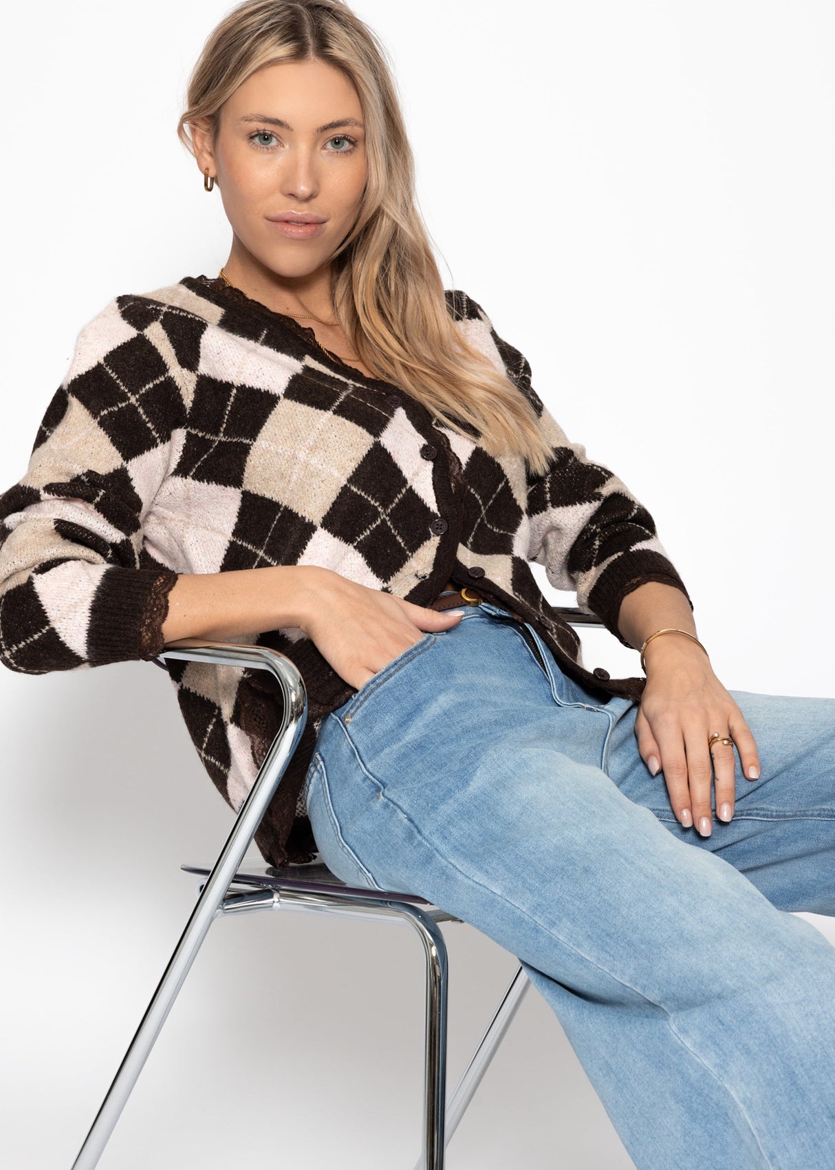 Strickjacke mit Rautenmuster und Spitzenborte - braun