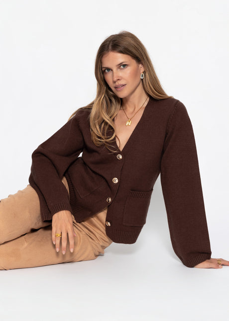 Strickjacke mit V-Ausschnitt und Goldknöpfen - braun von SASSYCLASSY