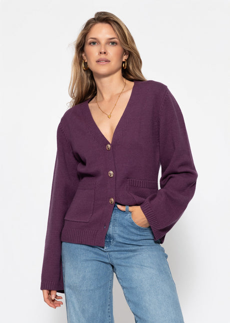 Strickjacke mit V-Ausschnitt und Goldknöpfen - plum von SASSYCLASSY