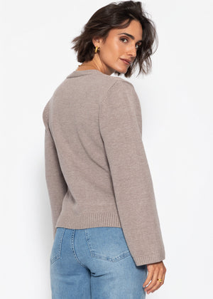 Strickjacke mit V-Ausschnitt und Goldknöpfen - taupe - SASSYCLASSY