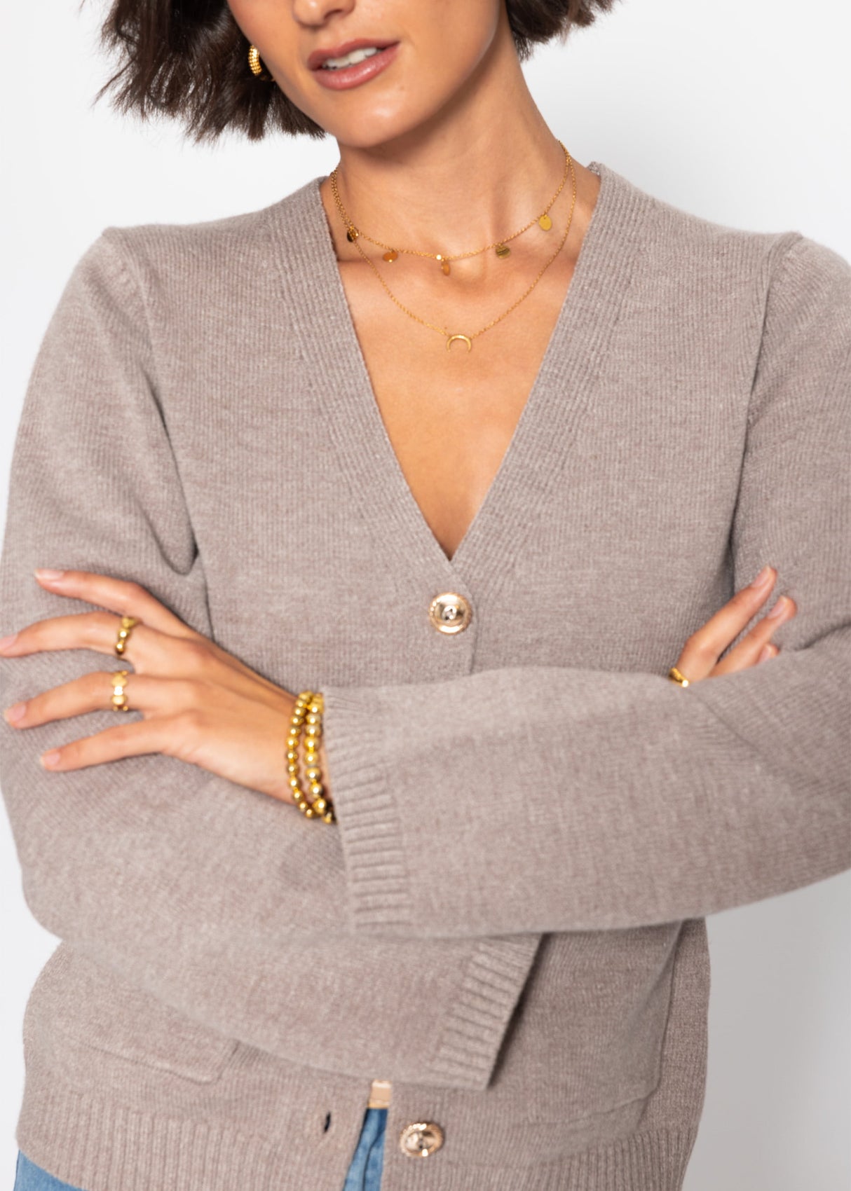 Strickjacke mit V-Ausschnitt und Goldknöpfen - taupe - SASSYCLASSY
