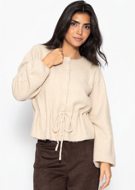 Strickjacke mit verstellbarem Kordelzug - beige von SASSYCLASSY