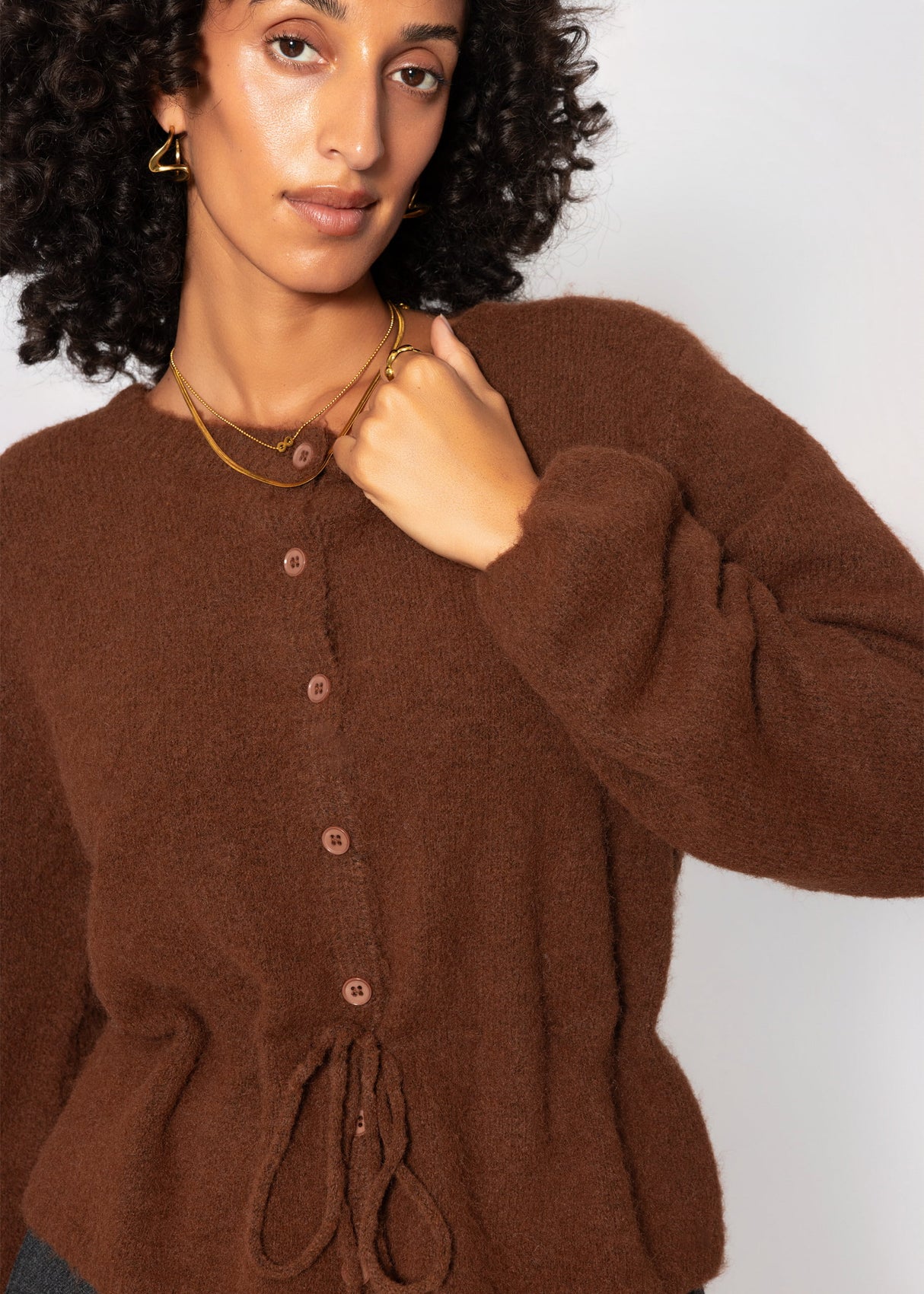 Strickjacke mit verstellbarem Kordelzug - braun