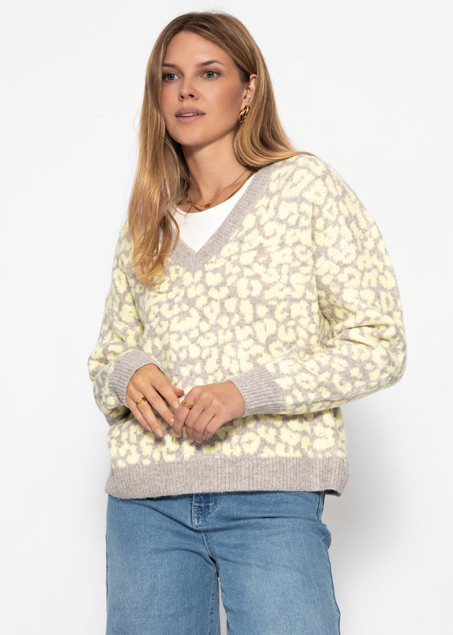 Knit jumper with leopard print - beige-yellow