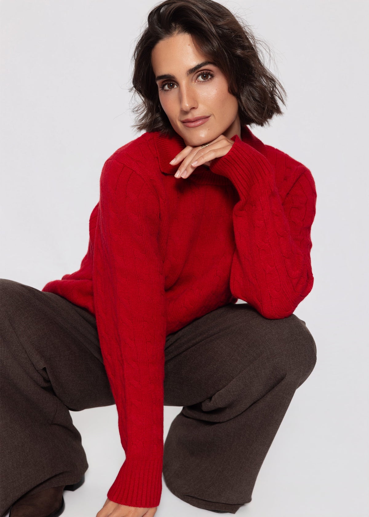Strickpullover mit Zopfmuster und Kragen - rot
