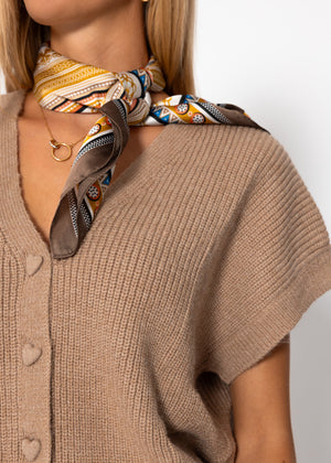 Strickweste mit Herzknöpfen - taupe