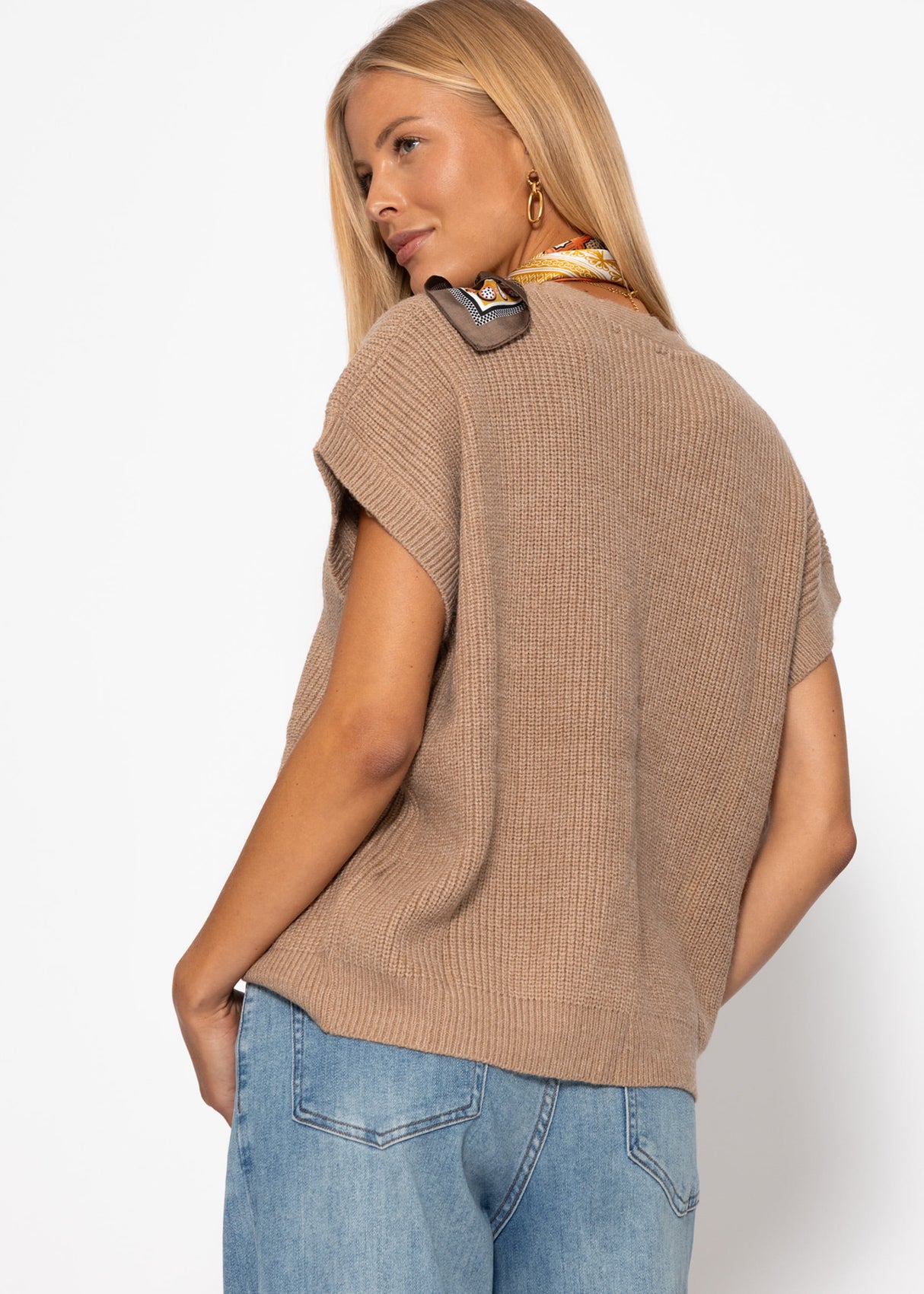 Strickweste mit Herzknöpfen - taupe