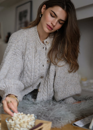 Super flauschige Strickjacke mit Zopfmuster - hellgrau