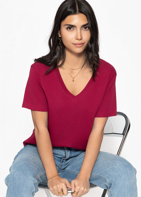 T-Shirt mit V-Ausschnitt - burgundy von SASSYCLASSY