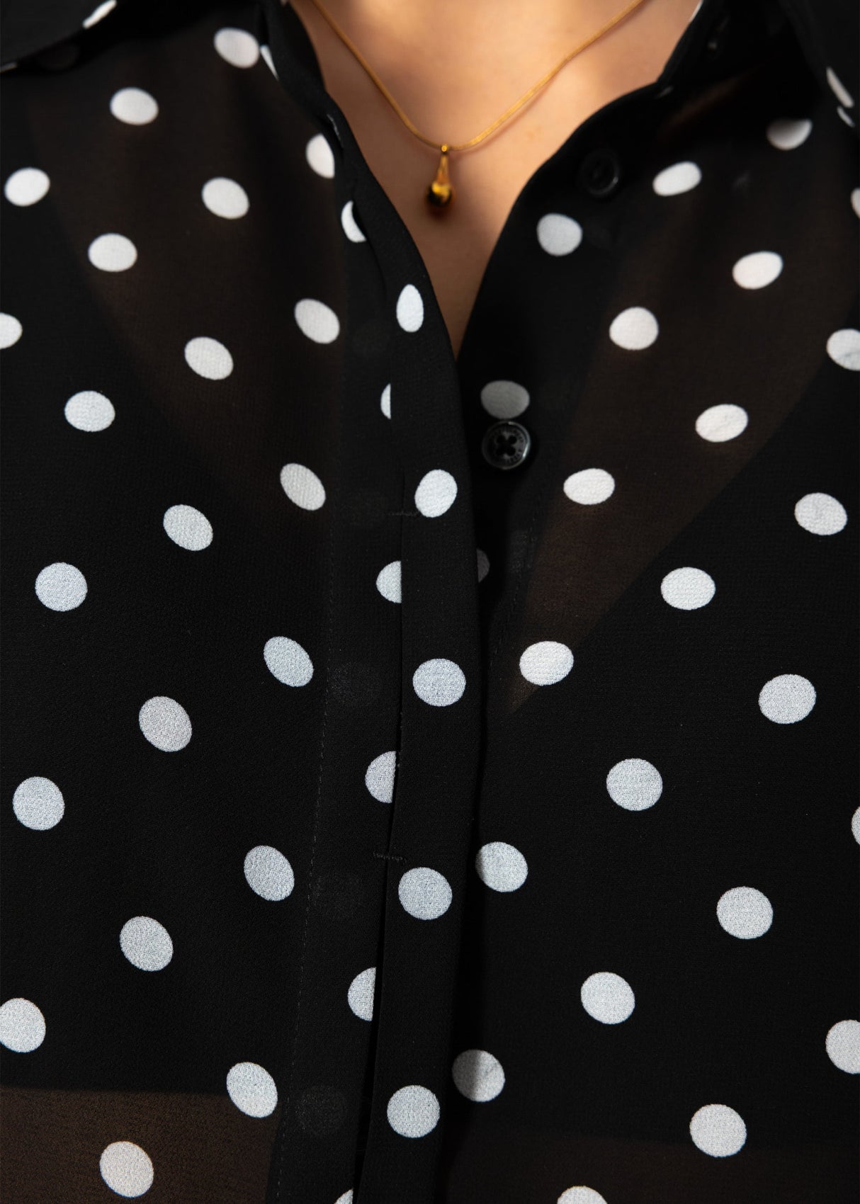 Transparente Bluse mit Pünktchenprint - schwarz