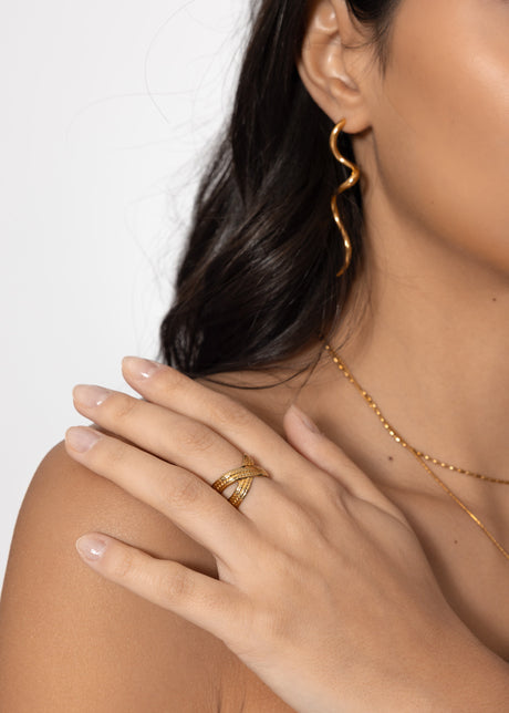 Textured crossover ring - gold