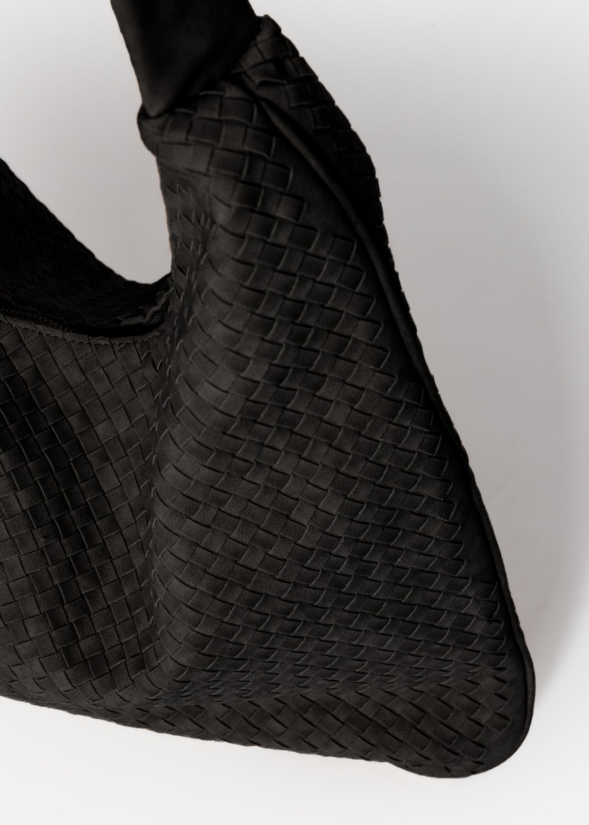 Umhängetasche in Wildlederoptik - schwarz