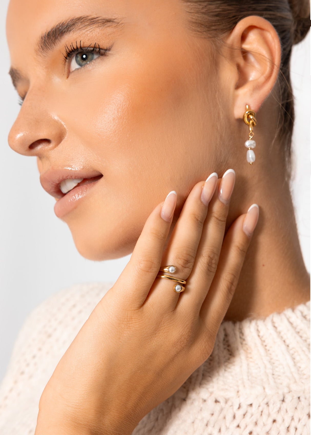 Verschlungener Ring mit Perlen - gold