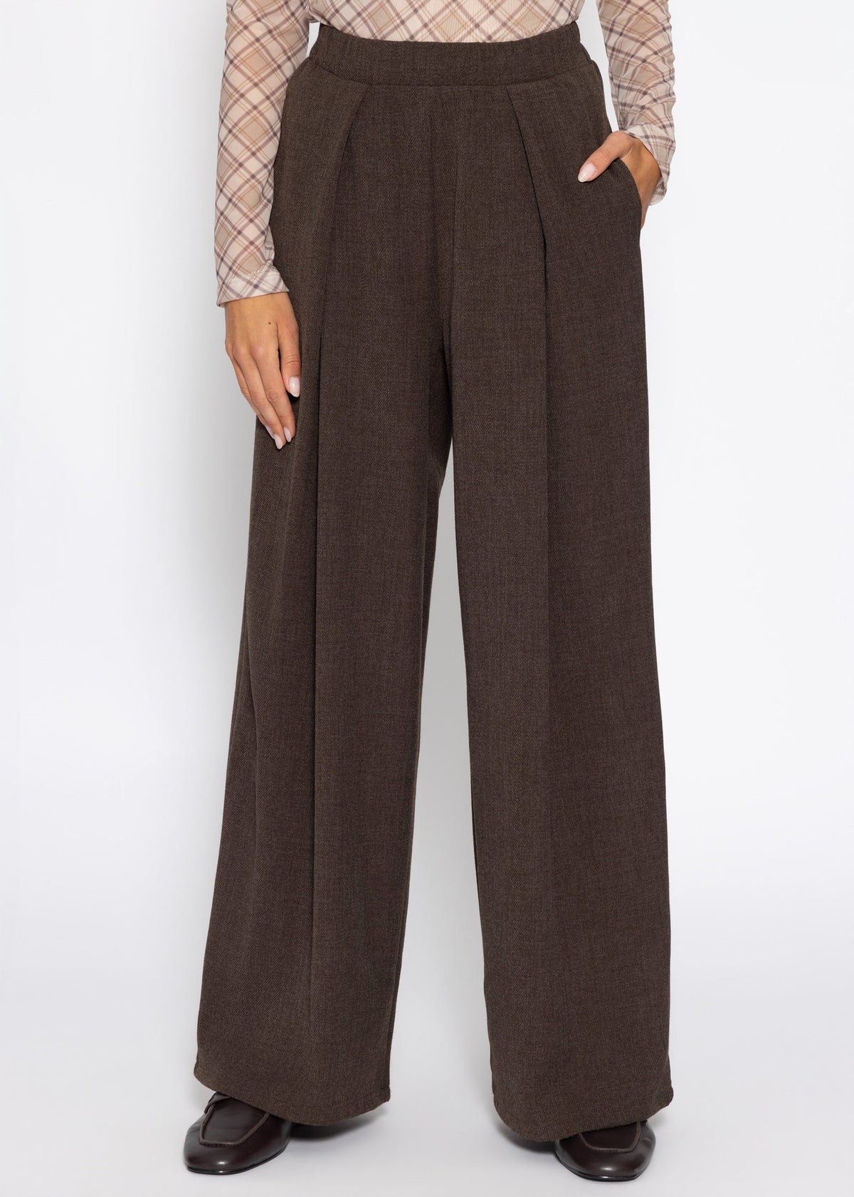 Weit geschnittene Schlupfhose mit Faltendetail - braun