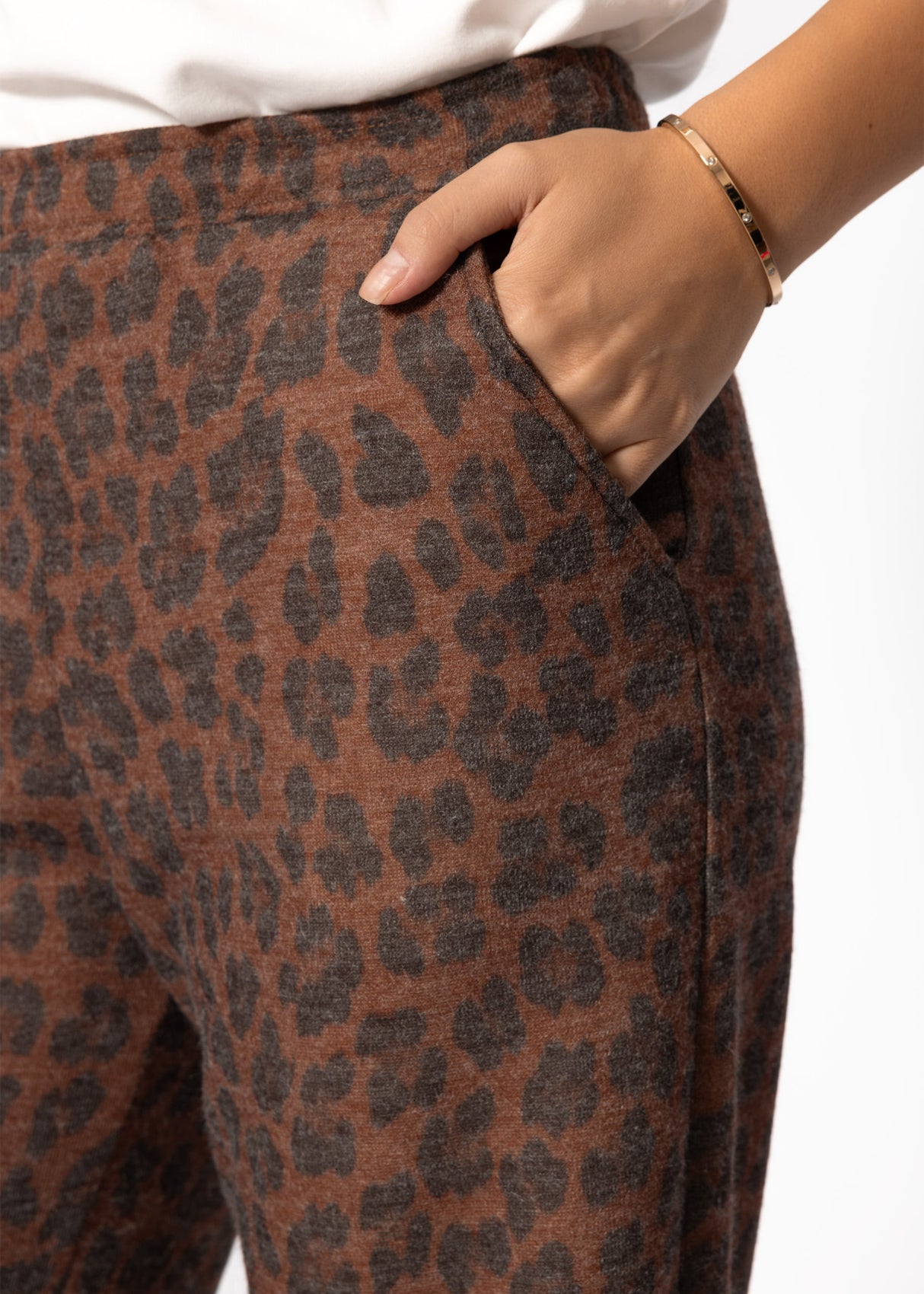 Weite Hose mit Leo-Print - braun