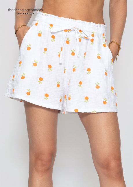 Weite Musselin Shorts mit Orangen-Print - weiß