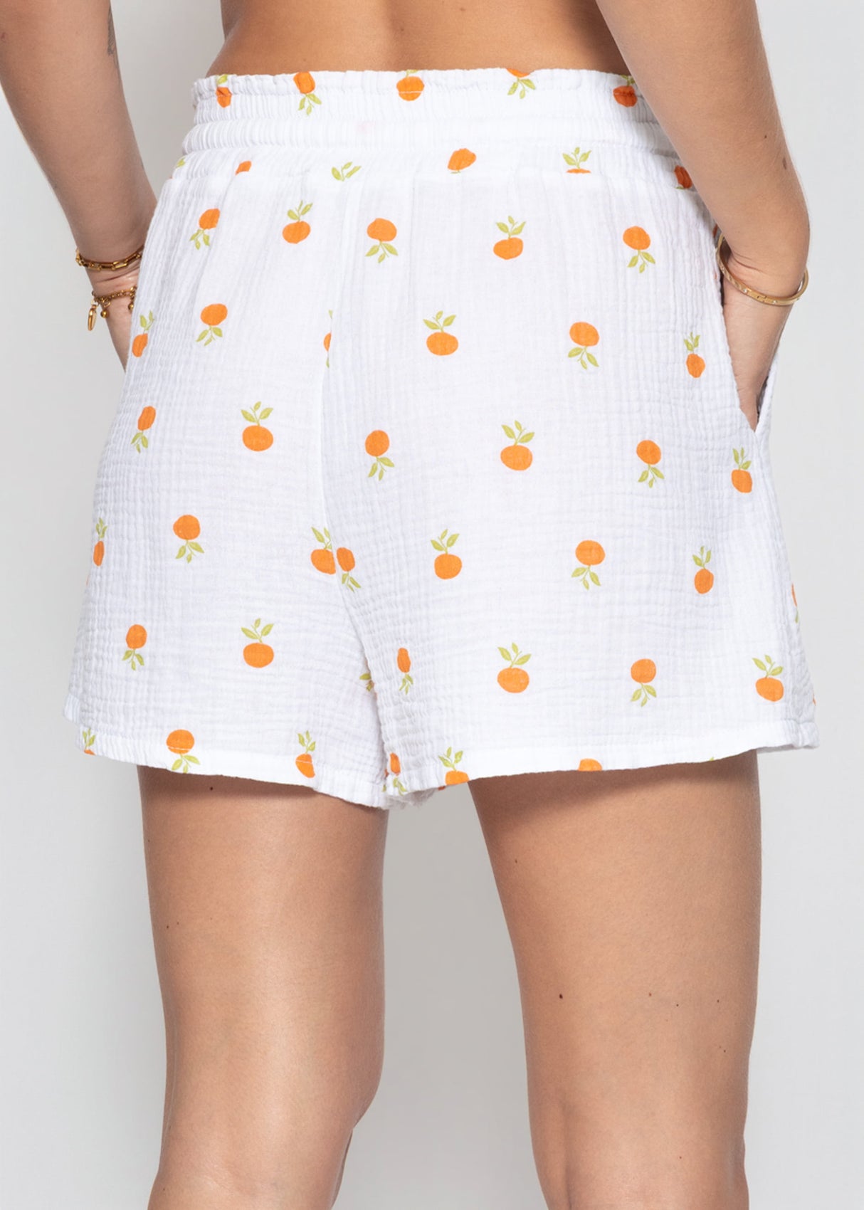 Weite Musselin Shorts mit Orangen-Print - weiß