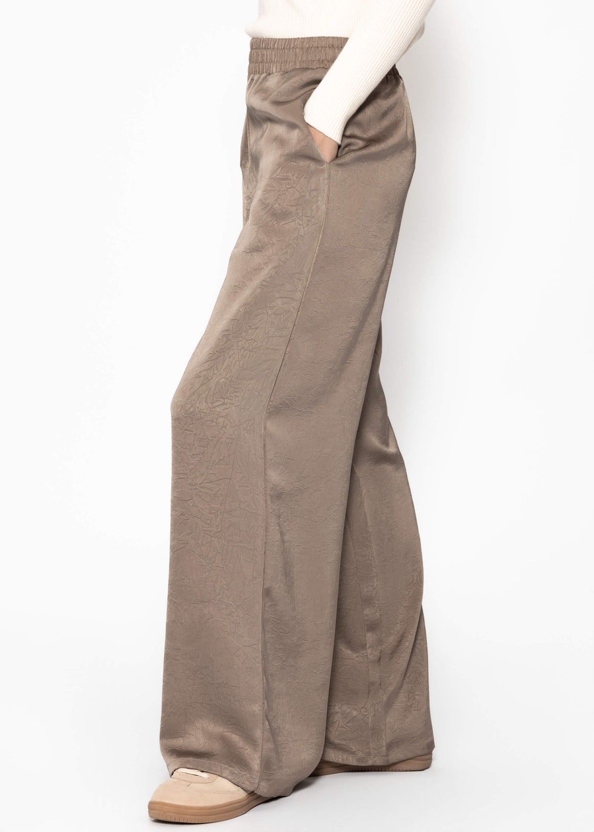 Weite Satin Hose mit Crinkle-Struktur - taupe
