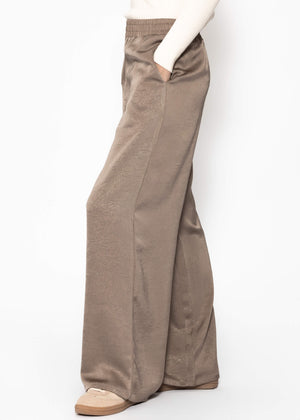 Weite Satin Hose mit Crinkle-Struktur - taupe
