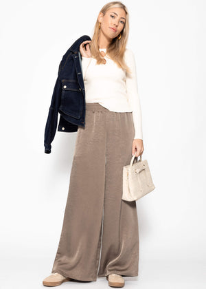 Weite Satin Hose mit Crinkle-Struktur - taupe