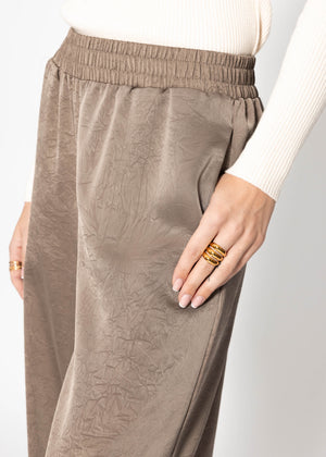 Weite Satin Hose mit Crinkle-Struktur - taupe