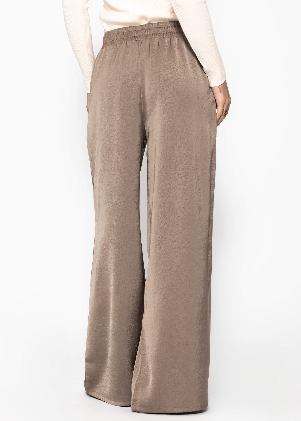 Weite Satin Hose mit Crinkle-Struktur - taupe