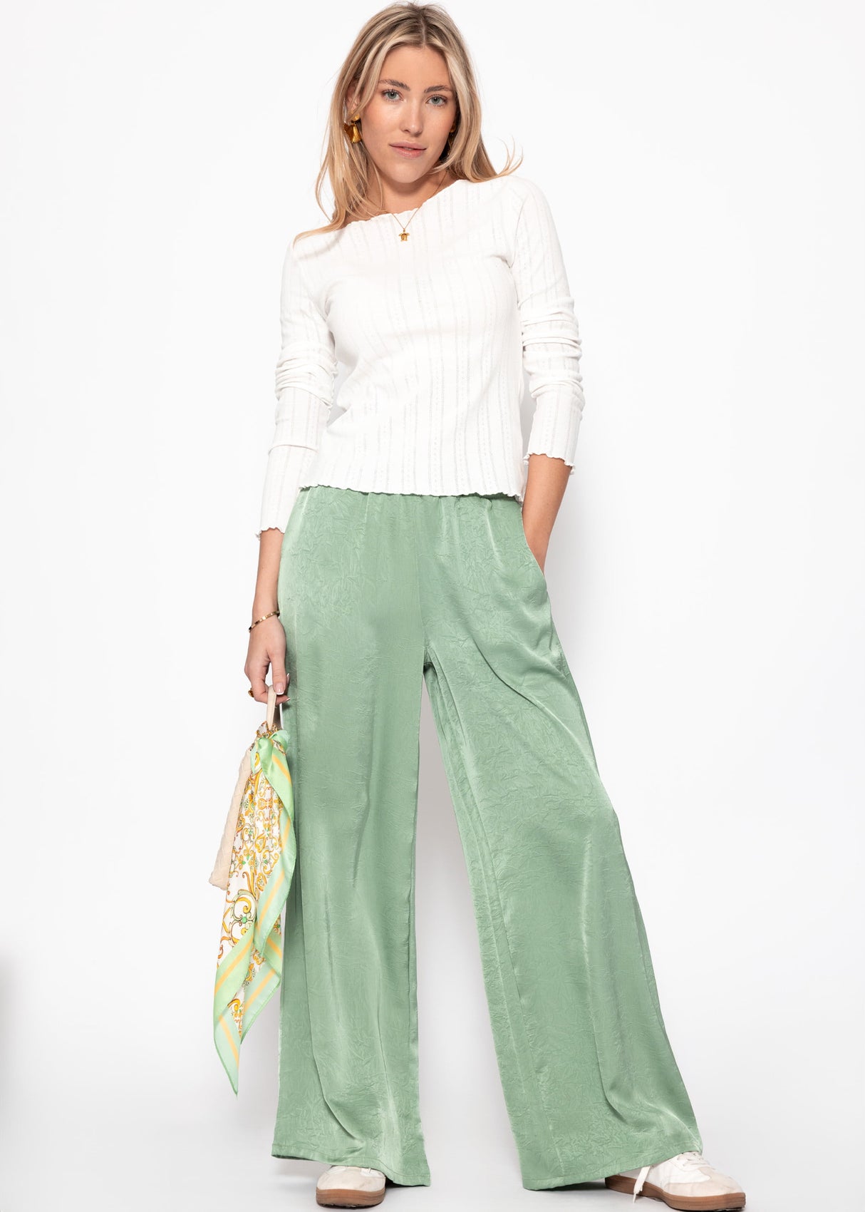 Weite Satin Hose mit Crinkle-Struktur - pistaziengrün