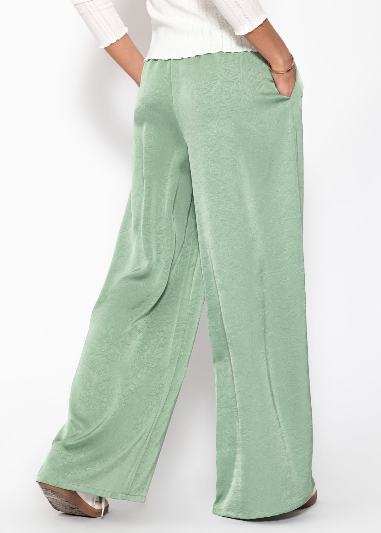 Weite Satin Hose mit Crinkle-Struktur - pistaziengrün