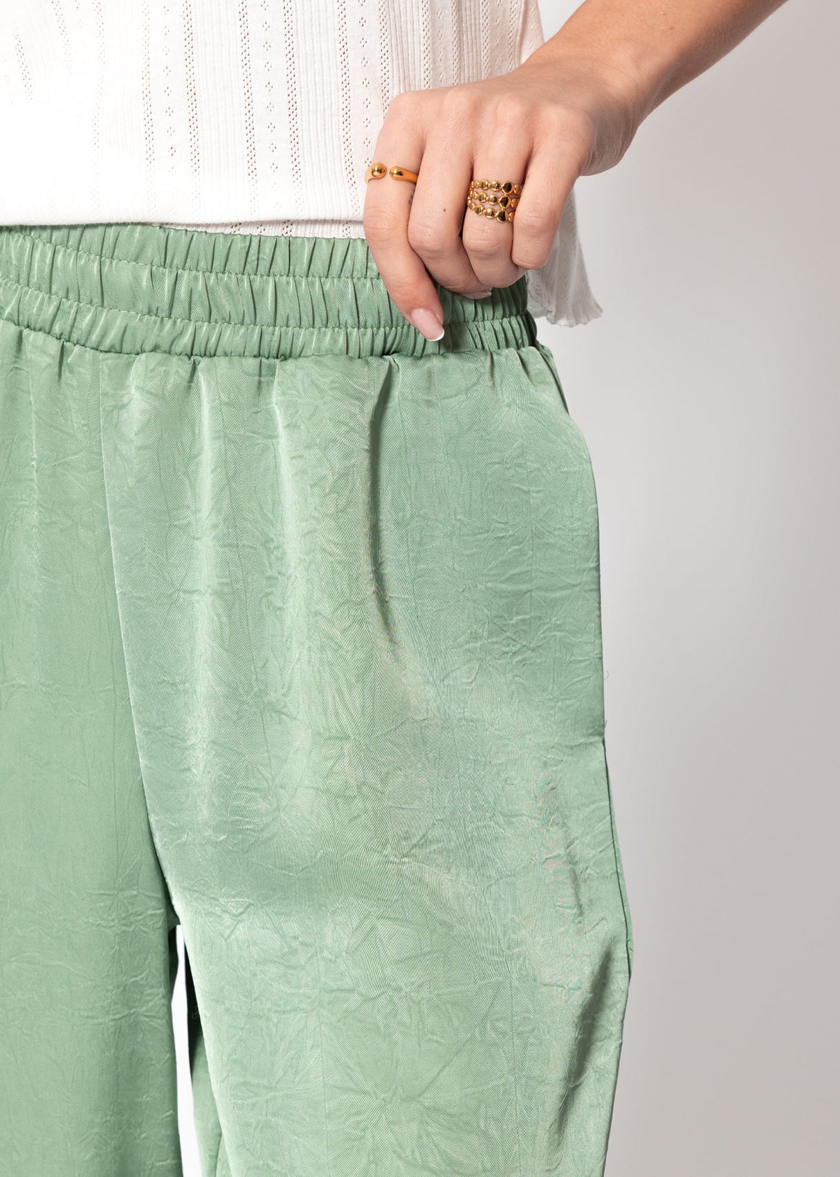 Weite Satin Hose mit Crinkle-Struktur - pistaziengrün