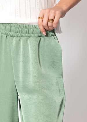 Weite Satin Hose mit Crinkle-Struktur - pistaziengrün
