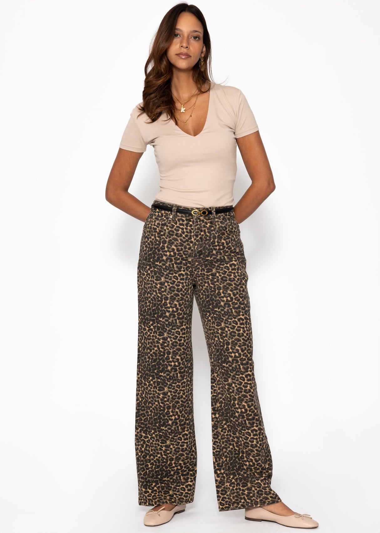 Wide Leg Jeans mit hohem Bund in Leo-Print - beige