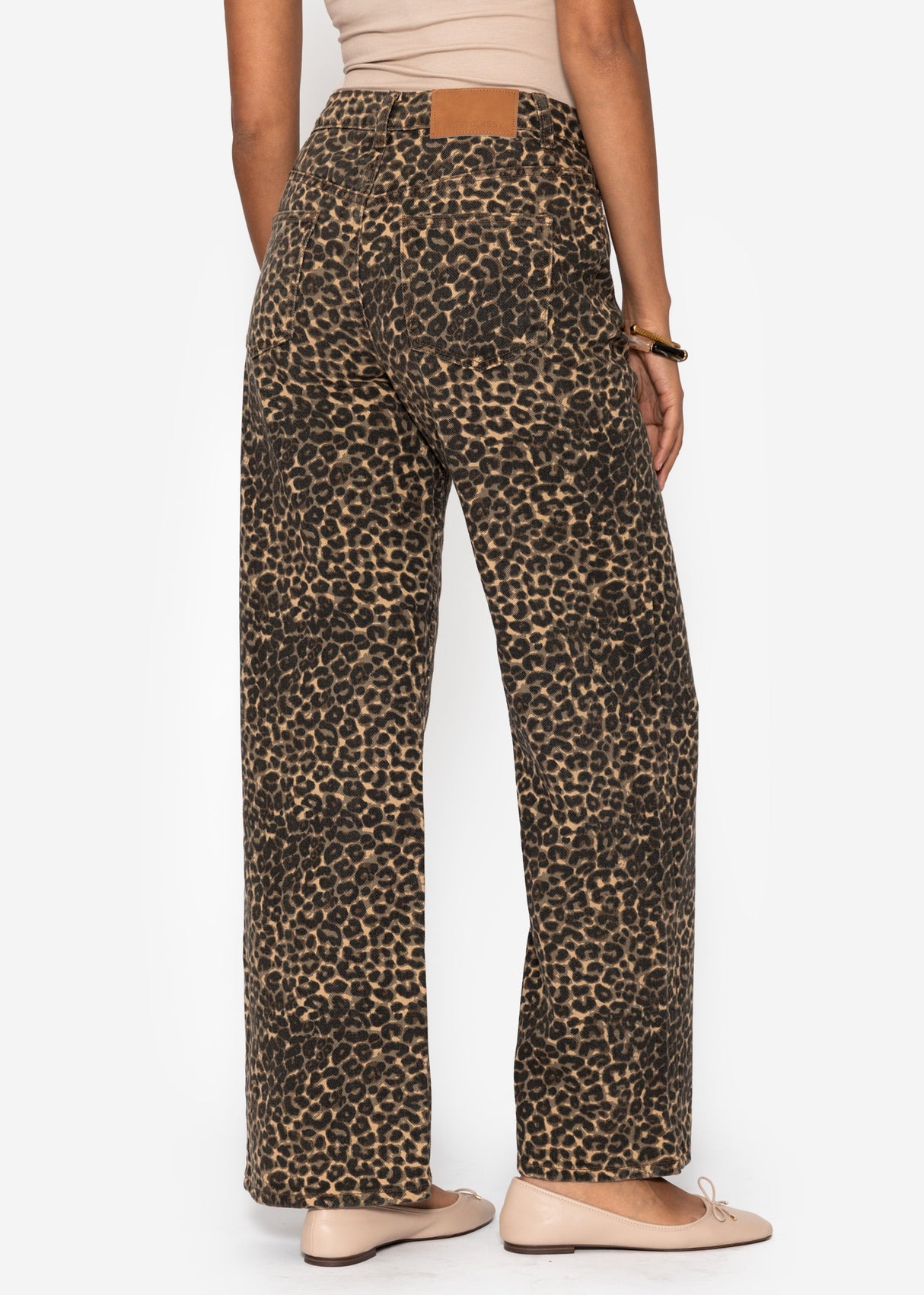 Wide Leg Jeans mit hohem Bund in Leo-Print - beige