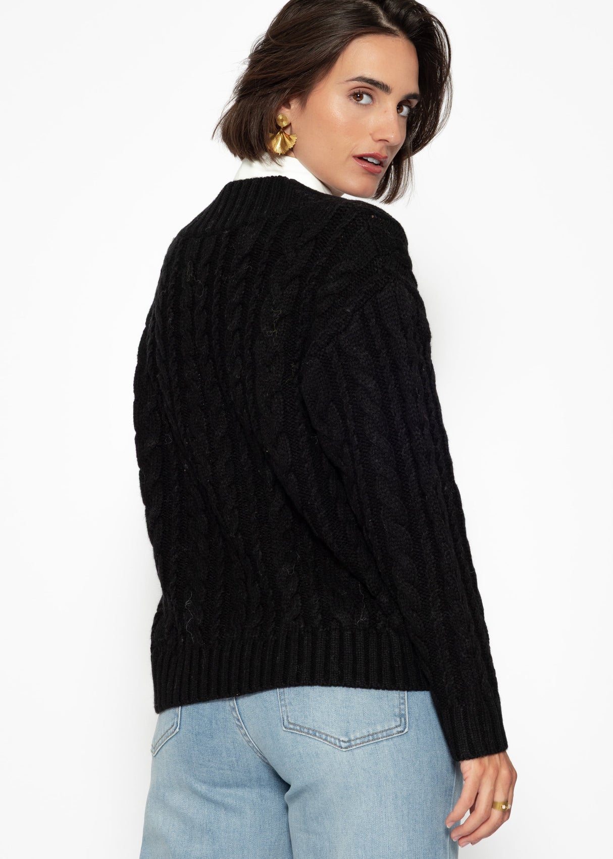 Cable-knit V-neck sweater - black