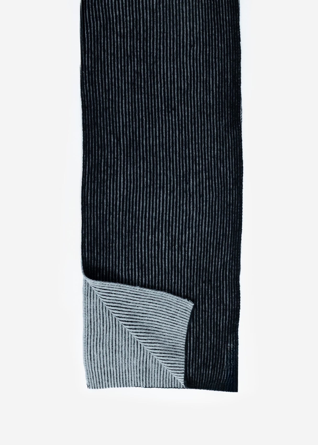 Zweifarbiger gerippter Schal - schwarz-hellgrau