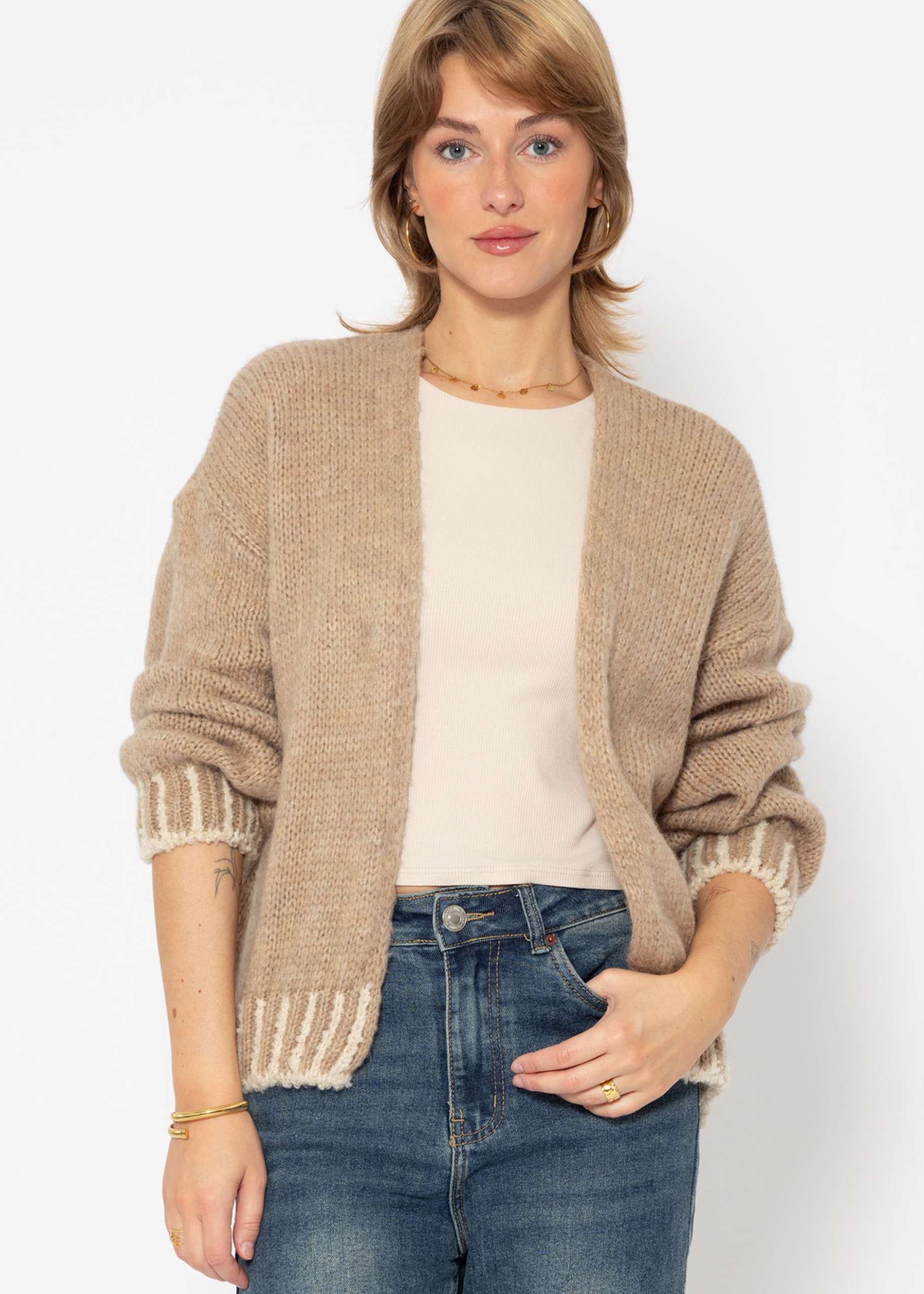 Lose fallende Strickjacke mit betontem Saum - camel