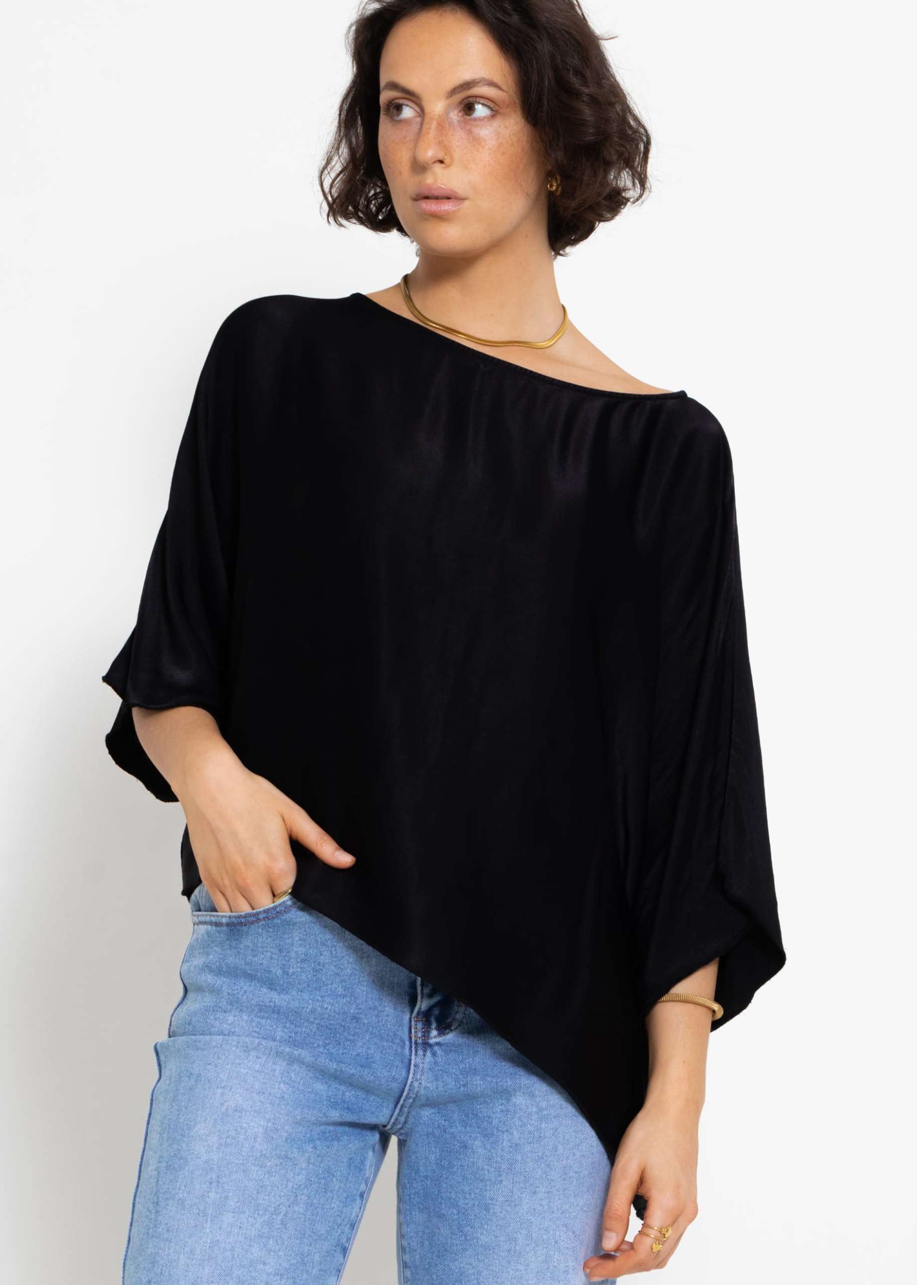 Oversize Satin Shirt mit asymmetrischem Saum - schwarz