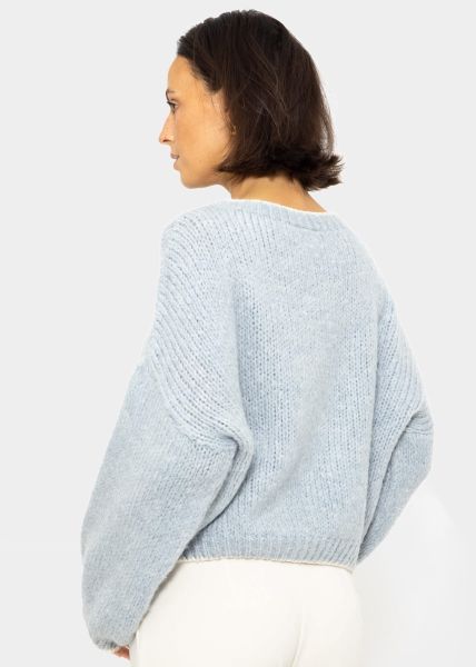 Flauschiger Pullover mit hellen Blenden - hellblau