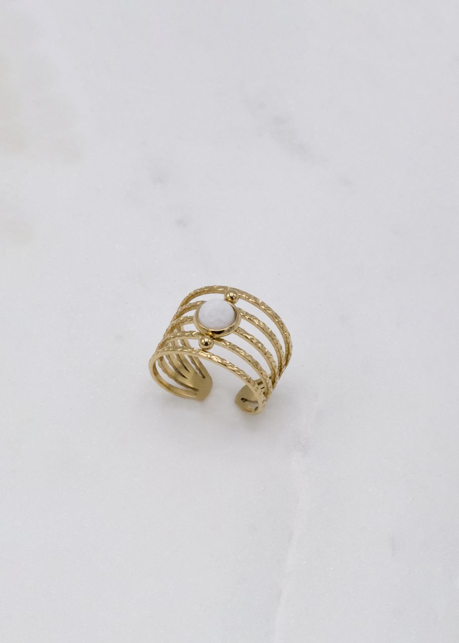 Filigraner Ring mit weißem Jadestein, gold