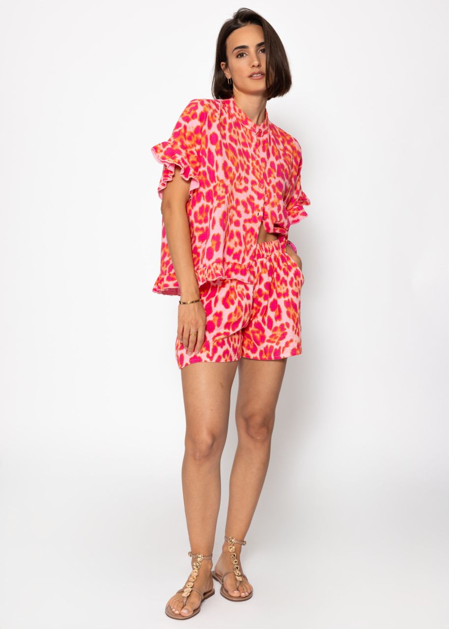 Musselin Bluse in Leo-Print mit Rüschensaum - pink