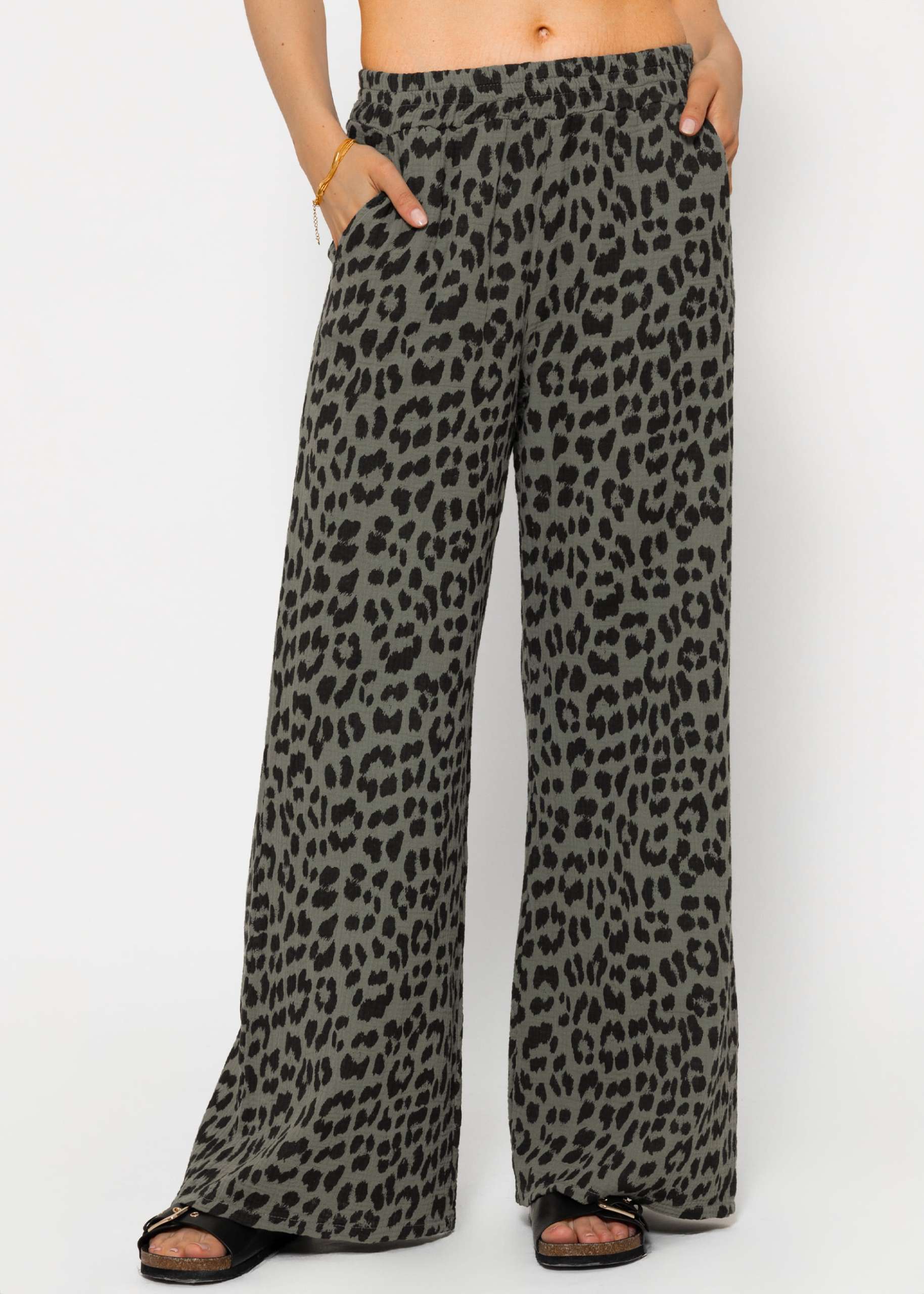 Musselin Pants mit weitem Bein in Leo-Print - khaki