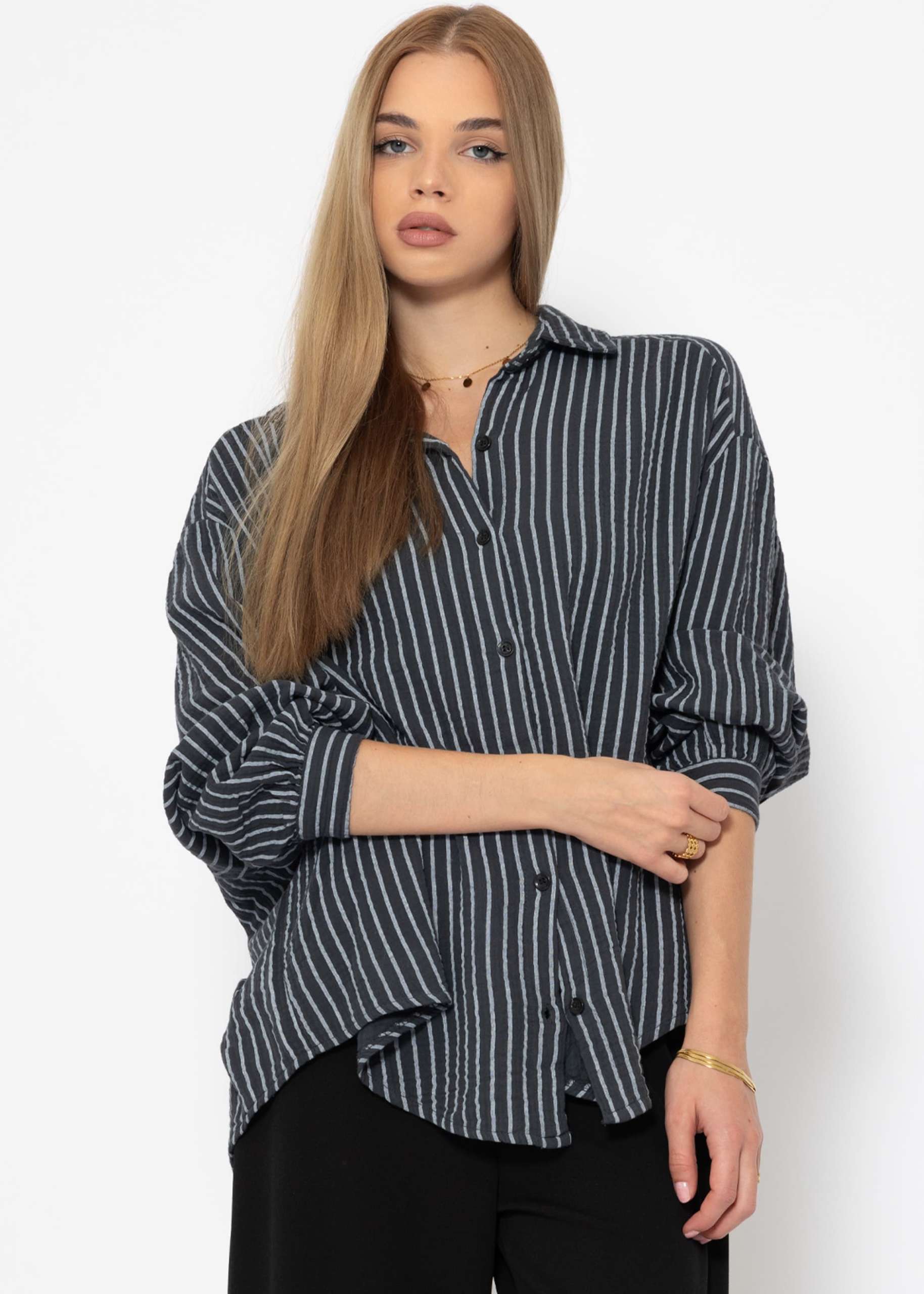 Oversize Musselin Bluse mit hellen Streifen - grau