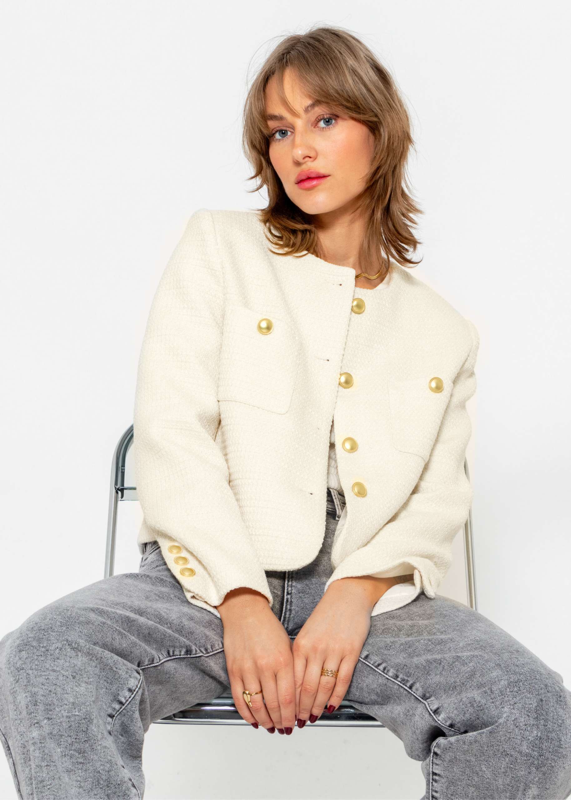 Kurze Jacke mit goldfarbenen Knöpfen - offwhite