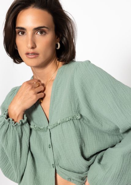 Musselin Bluse mit V-Ausschnitt und Fransen - salbeigrün