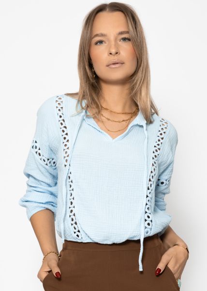 Bluse aus Musselin mit Spitzeneinsatz - hellblau
