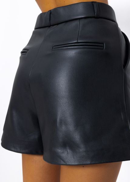 Shorts aus Kunstleder - schwarz