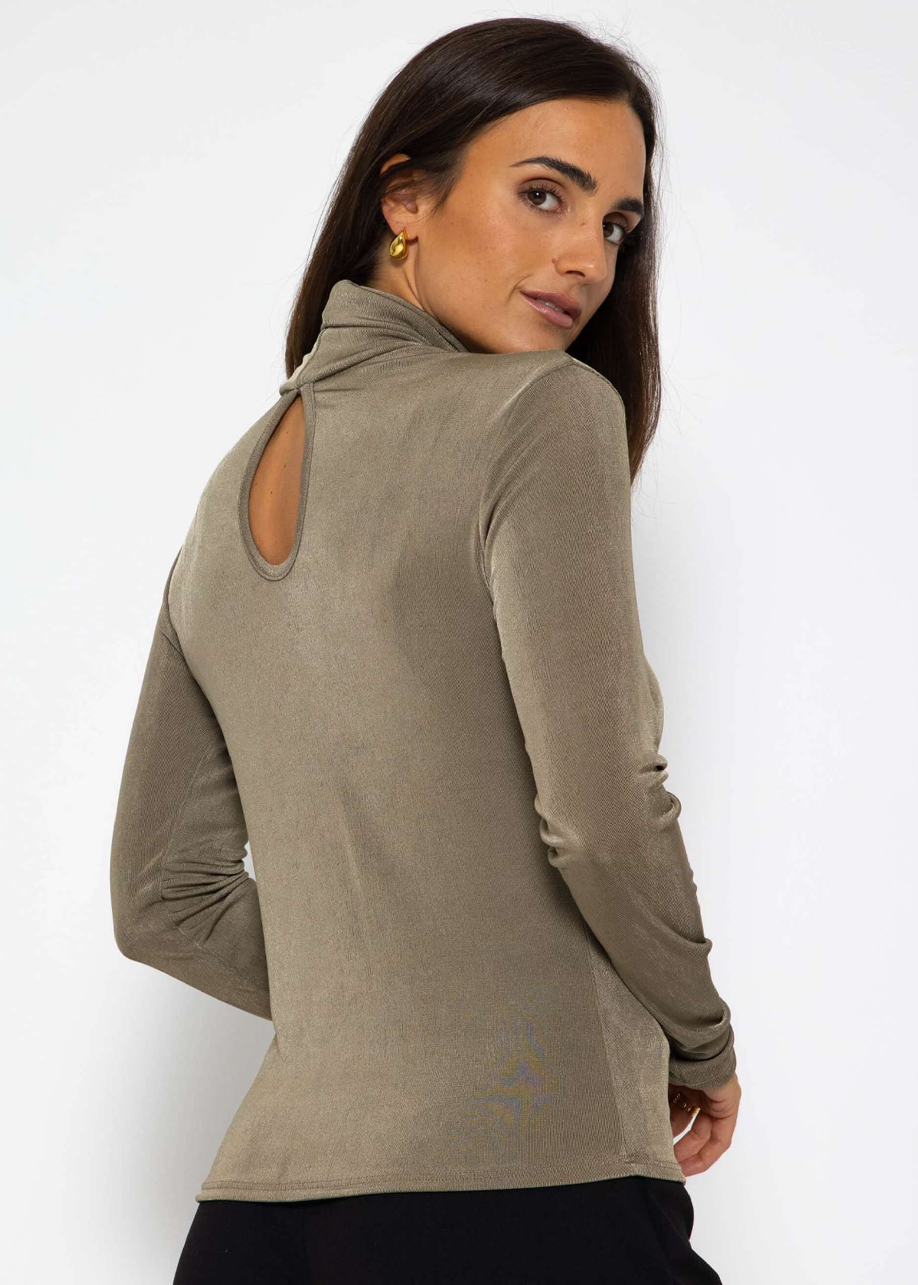 Fließendes Langarmshirt mit Rollkragen und Rückenausschnitt - khaki