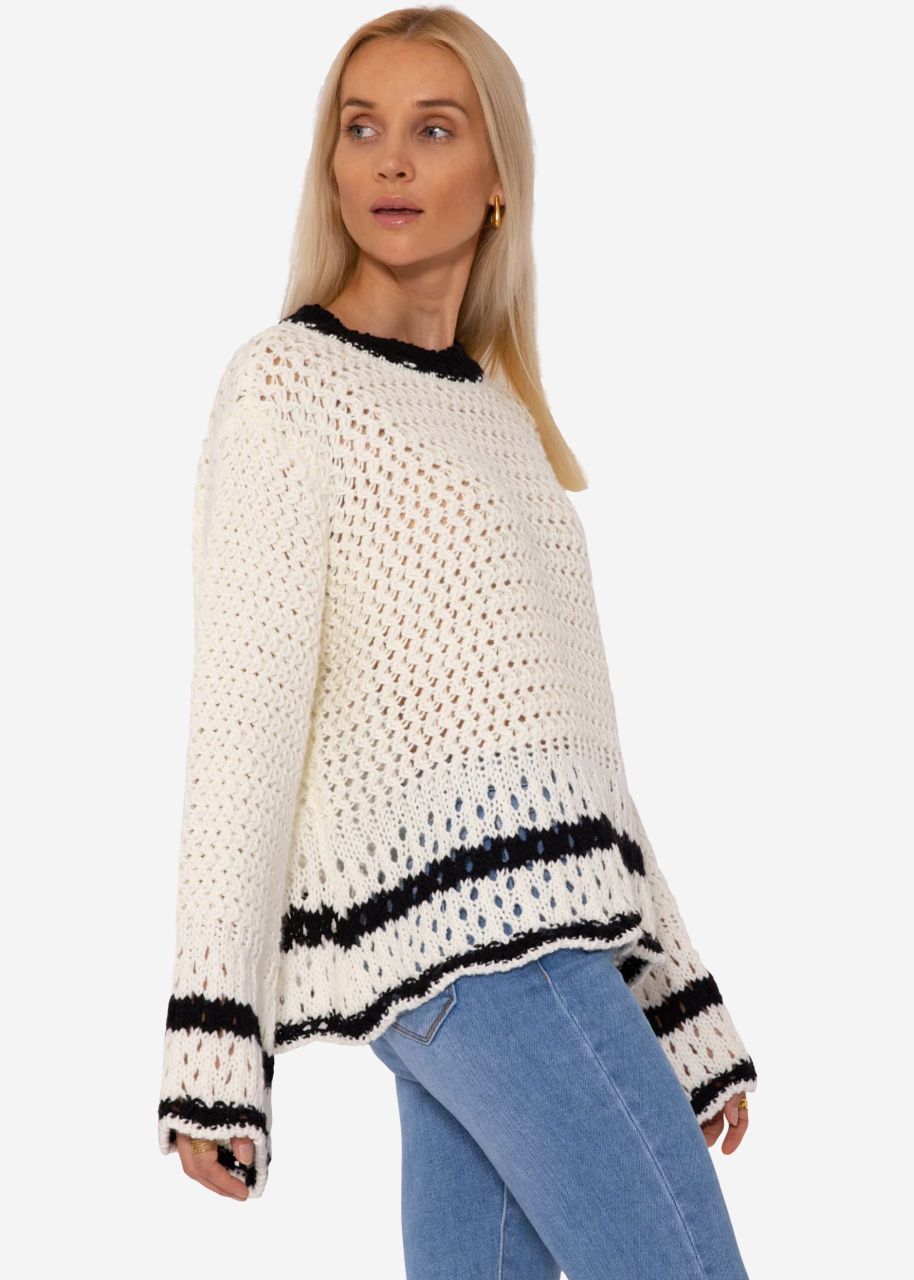 Grobgestrickter Pullover mit schwarzen Details - weiß