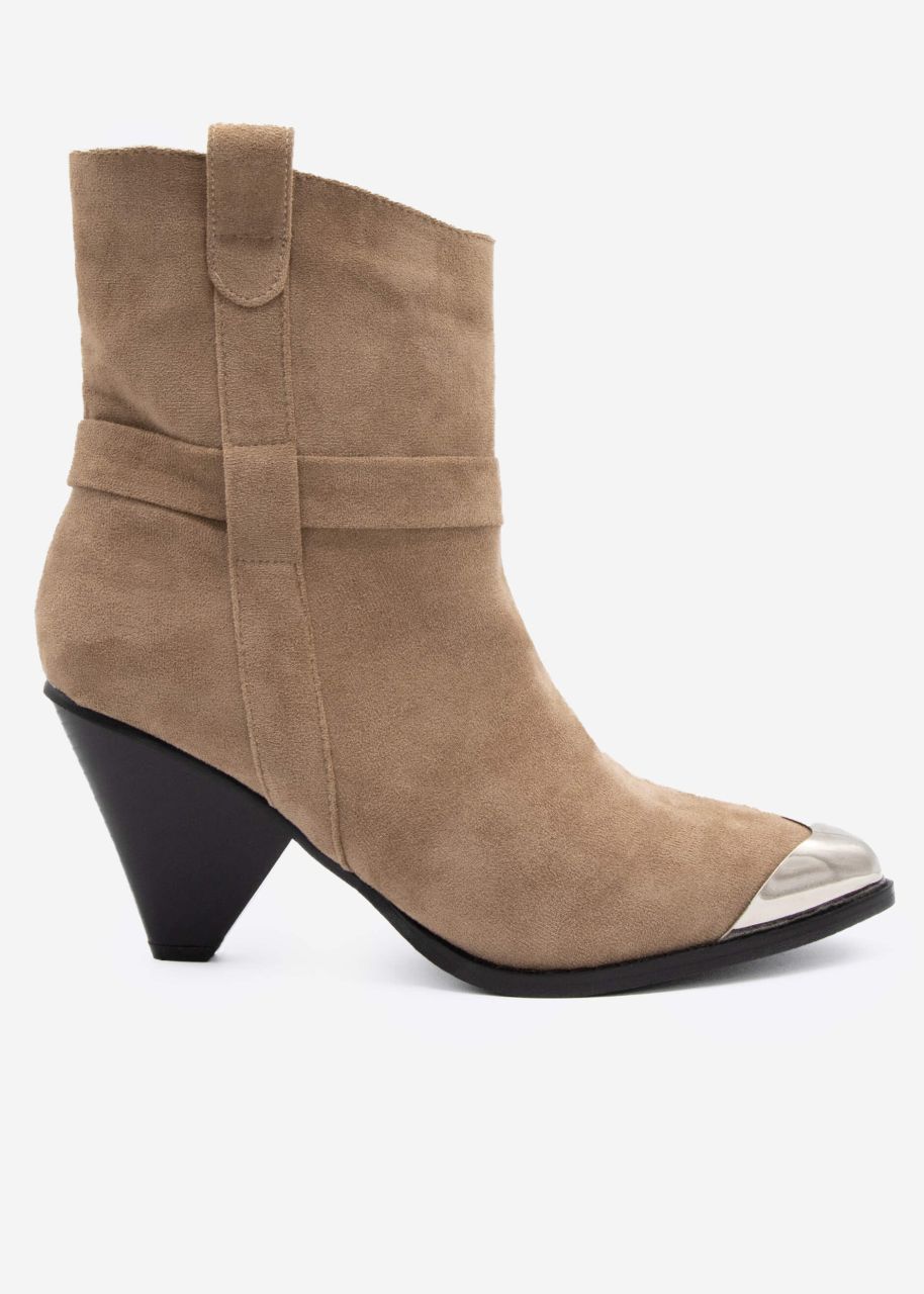 Boots mit silberner Spitze, beige